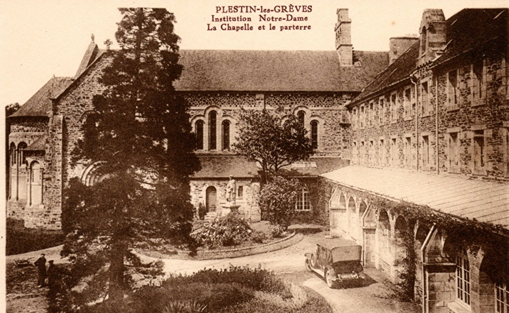 La cour d'honneur en 1900